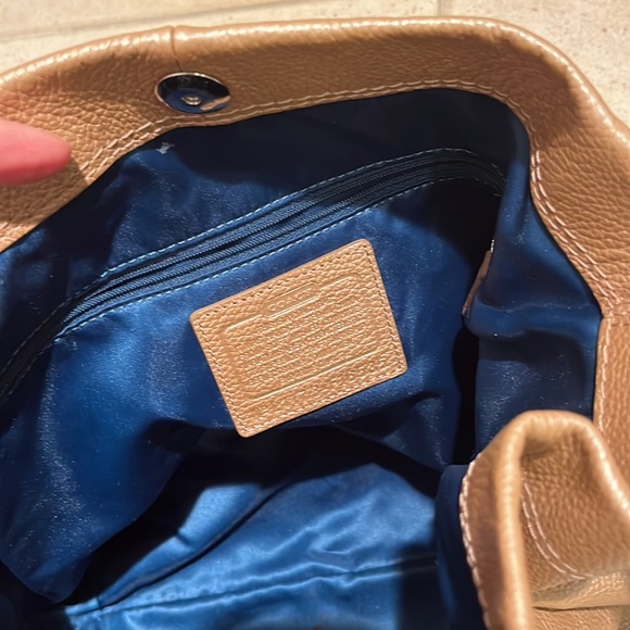Coach Pearlized Tan leather bag with beautiful hardware - Picture 5 of 13